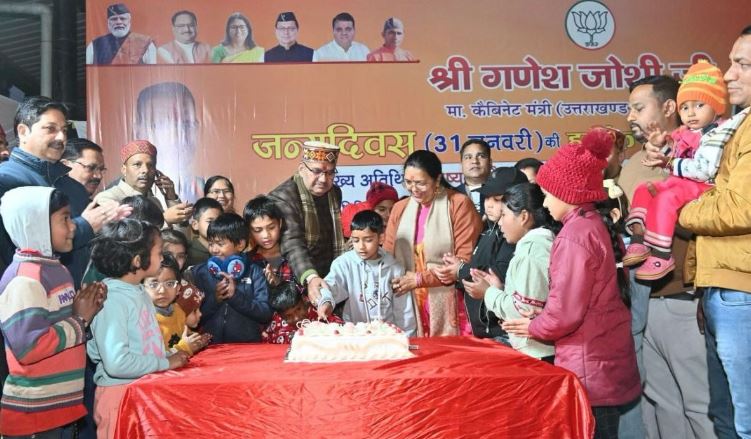 विधानसभा में पारित हुए यूसीसी बिल के लिए सीएम धामी को बधाई देते कैबिनेट मंत्री गणेश जोशी