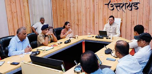 सीएम धामी ने ‘एक पेड़ मां के नाम’ अभियान के तहत अपनी माता के साथ किया पौधारोपण