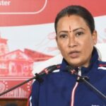 मंत्री रेखा आर्या ने अपने हाथों से बनाकर बच्चों को खिलाई खिचड़ी