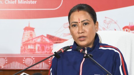 मंत्री रेखा आर्या ने अपने हाथों से बनाकर बच्चों को खिलाई खिचड़ी