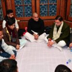 सीएम धामी ने विधायक राम सिंह कैड़ा के आवास पहुंचकर उनकी पूज्य माताजी के निधन पर जताया शोक