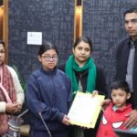 जिला प्रशासन की मानवीय पहल- विधवा महिला का बैंक ऋण चुकाया, बच्चों के भविष्य को दी सुरक्षा