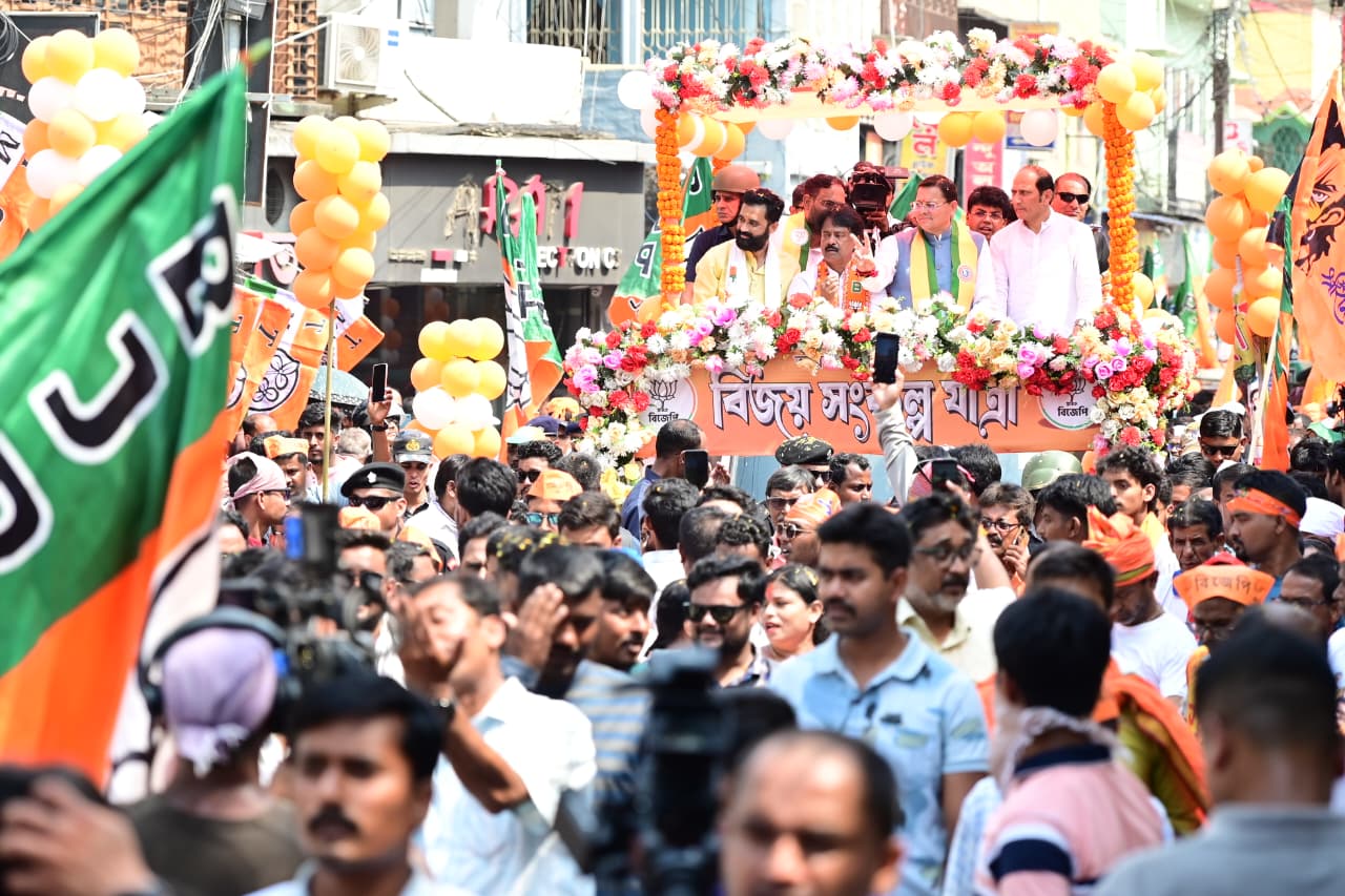 बंगाल के चुनावी रण में उत्तराखंड के ‘धाकड़’ धामी की एंट्री, बनगांव में दिखा जनसैलाब